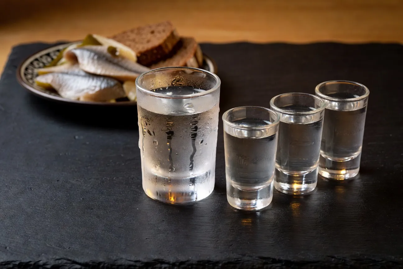 Sommelier dégustant une vodka russe dans un verre à pied à 6 degrés Celsius